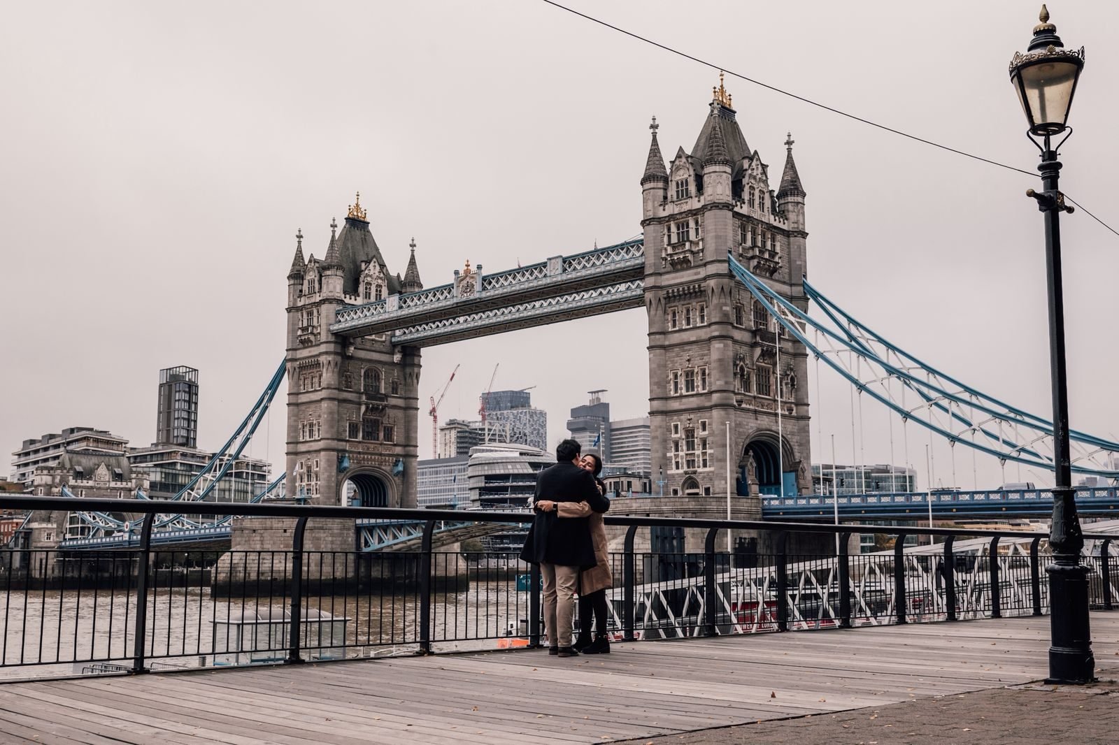 Viridiana y Diego abrazados frente al Tower Bridge