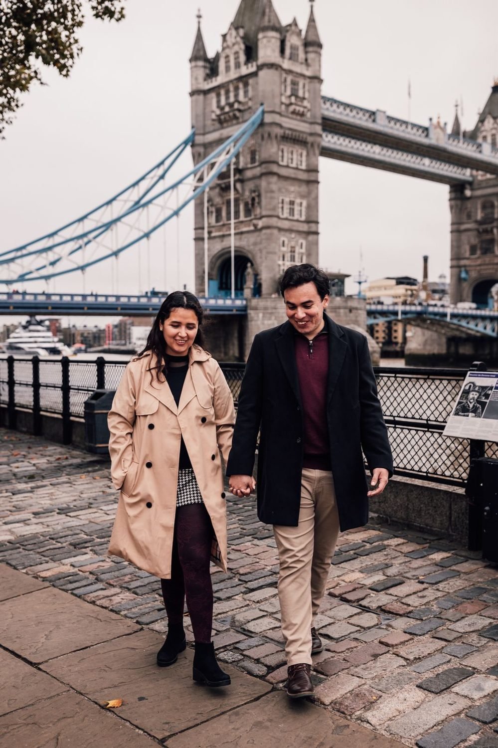 Viridiana y Diego caminando de la mano en Londres